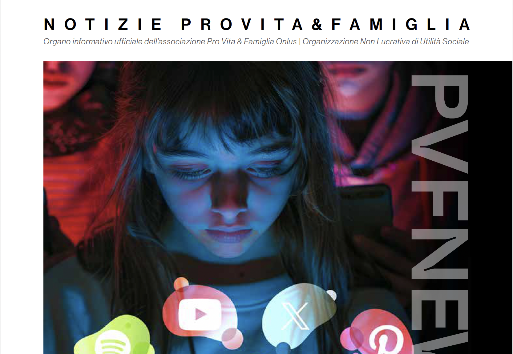 ragazza ipnotizzata dai social e dallo smartphone